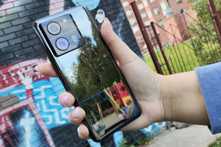 Xiaomi 13T Pro — смартфон с мощным процессором. У смартфона три камеры, хоть третью и не так просто заметить. Xiaomi 13T Pro — смартфон с мощным процессором. У смартфона три камеры, хоть третью и не так просто заметить. Фото.