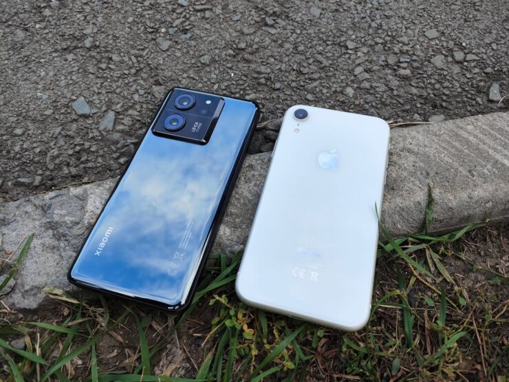 Аккумулятор в Xiaomi 13T Pro. Xiaomi 13T Pro не сильно больше iPhone XR, но имеет гораздо больший экран и аккумулятор. Фото.