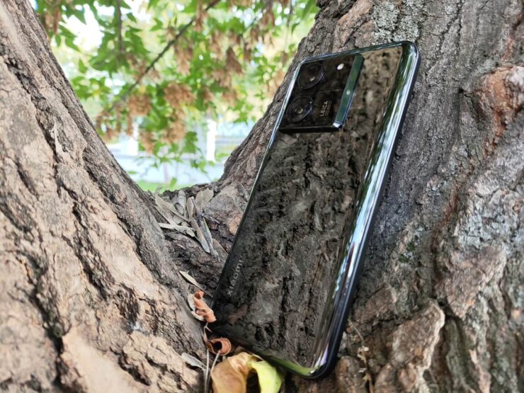 Дизайн Xiaomi 13T Pro. А вот так кажется, что аппарат серый, а не черный. Фото.