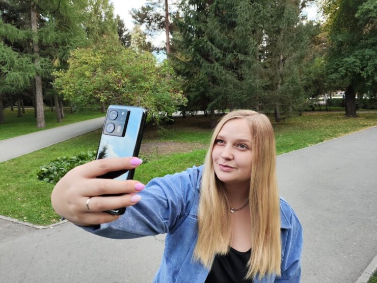 Стоит ли покупать Xiaomi 13T Pro. Даже в женских руках Xiaomi 13T Pro не выглядит громоздким. Фото.