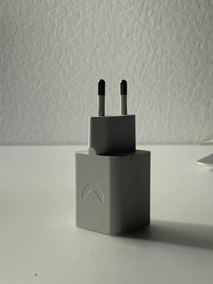 Блок зарядки для Айфона. Блок компактный и не займет много места в сумке, если вы постоянно носите зарядку с собой. Блок зарядки для Айфона. Блок компактный и не займет много места в сумке, если вы постоянно носите зарядку с собой. Фото.