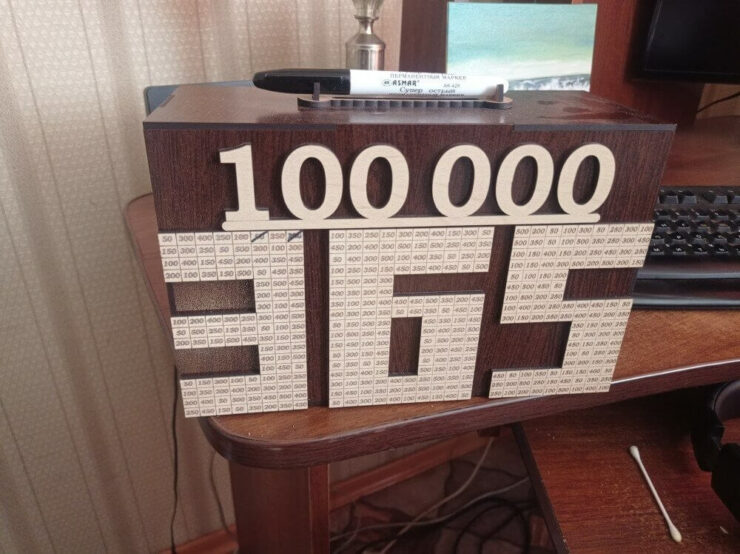 Копилка на 100 тысяч рублей. С такой копилкой собрать 100 тысяч рублей будет очень просто. Копилка на 100 тысяч рублей. С такой копилкой собрать 100 тысяч рублей будет очень просто. Фото.