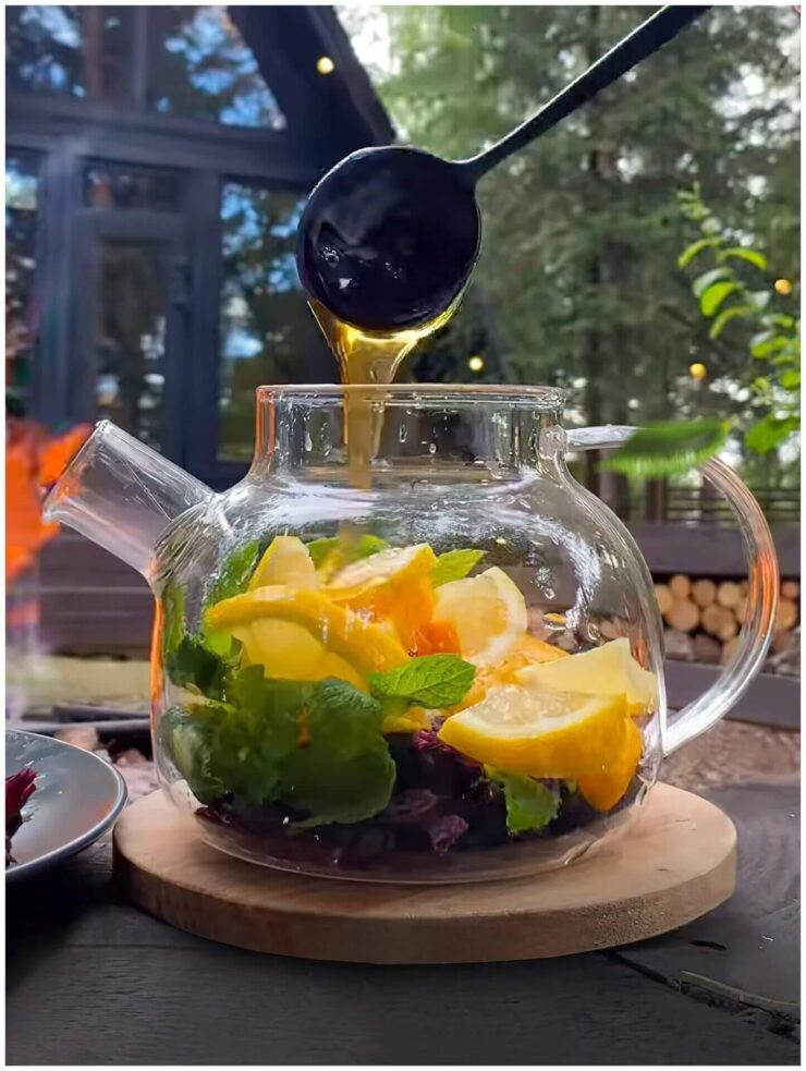 Стеклянный заварочный чайник. Выглядит заварник очень стильно. Стеклянный заварочный чайник. Выглядит заварник очень стильно. Фото.