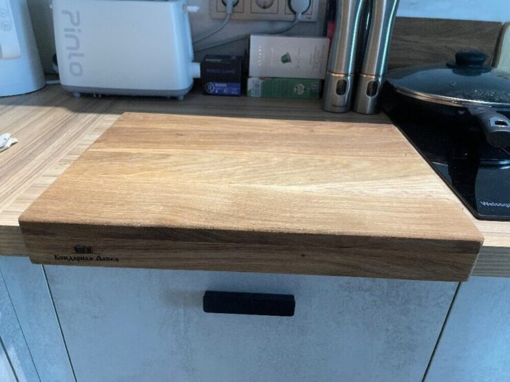 Разделочная доска из дерева. Размеры доски позволят разделывать даже большие куски мяса. Разделочная доска из дерева. Размеры доски позволят разделывать даже большие куски мяса. Фото.