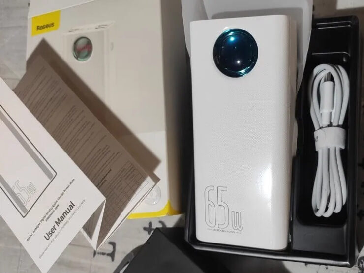 Внешний аккумулятор для телефона. Внешний аккумулятор большой, но зарядить с помощью него можно много разной техники. Внешний аккумулятор для телефона. Внешний аккумулятор большой, но зарядить с помощью него можно много разной техники. Фото.