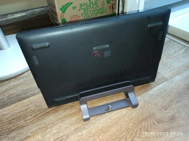 Подставка для ноутбука на стол. Подставка позволяет разместить ноутбук вертикально рядом с монитором. Подставка для ноутбука на стол. Подставка позволяет разместить ноутбук вертикально рядом с монитором. Фото.