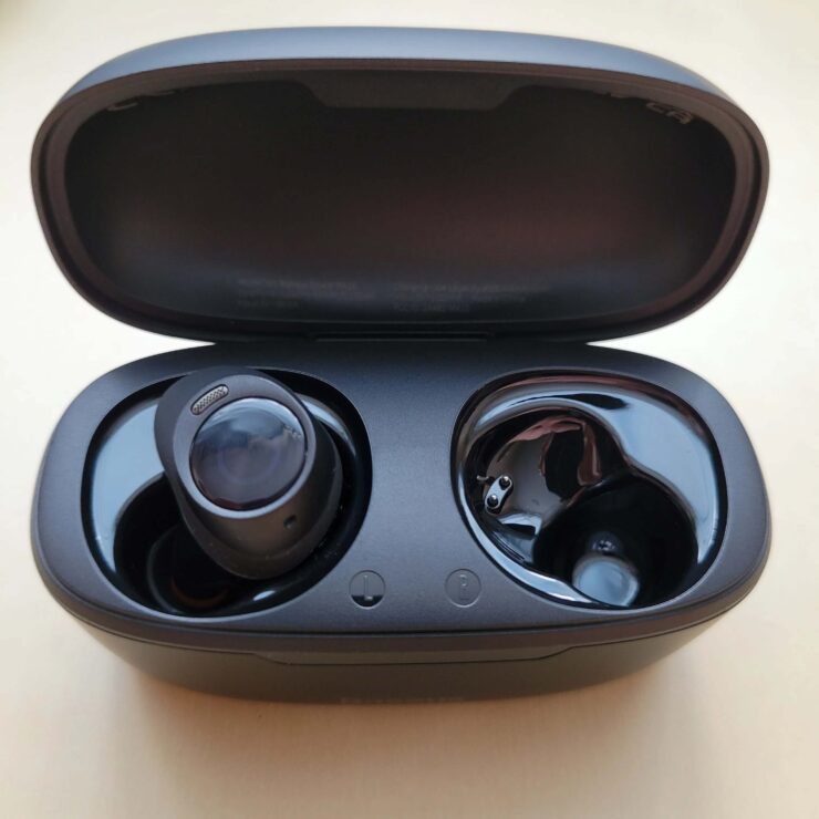 Беспроводные наушники с шумоподавлением. Подбираете удобные насадки и наслаждаетесь качественным звуком. Беспроводные наушники с шумоподавлением. Подбираете удобные насадки и наслаждаетесь качественным звуком. Фото.