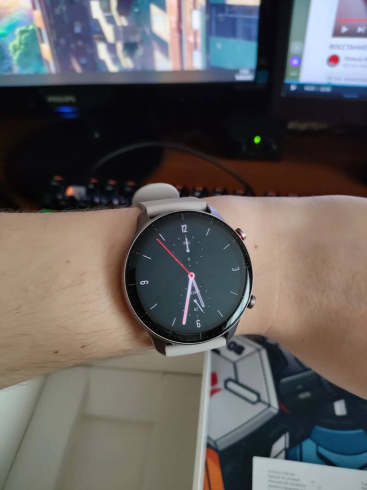 Круглые умные часы. Часы даже поддерживают Always On Display, в отличие от Apple Watch SE. Круглые умные часы. Часы даже поддерживают Always On Display, в отличие от Apple Watch SE. Фото.