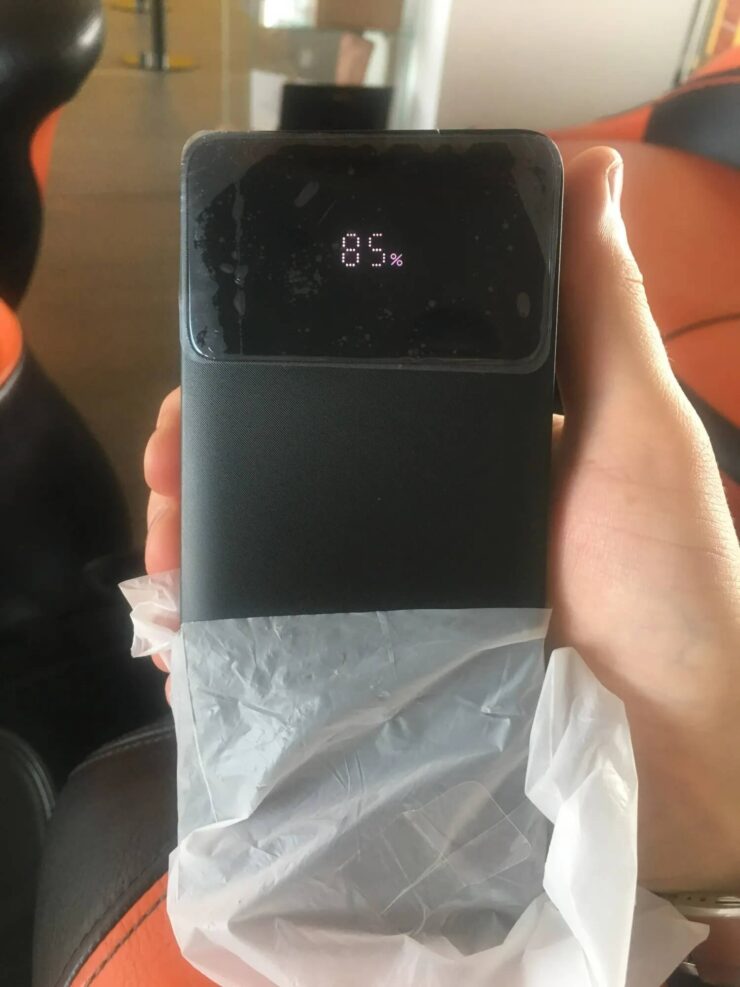 Внешний аккумулятор для телефона. С такой батареей вы всегда сможете подзарядить не только смартфон, но и другую технику. Фото.