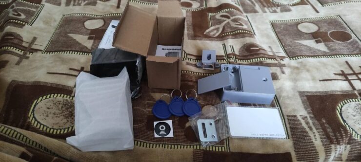 Замок для шкафа. Работать он может как от батарейки, так и от сети. Фото.