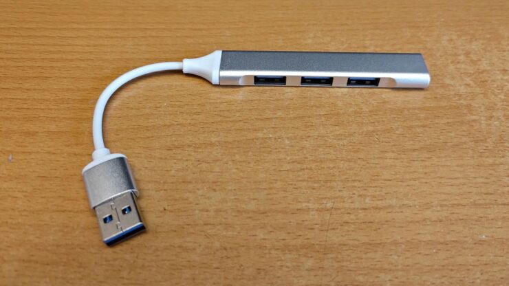 Разветвитель USB портов. На выбор есть еще вариант со штекером USB-C. Фото.