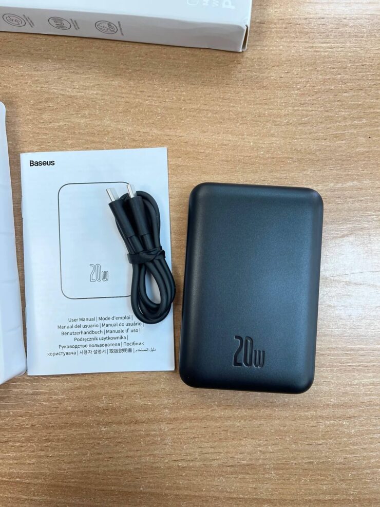 Внешний аккумулятор MagSafe. Аккумулятор не займет много места в сумке. Фото.