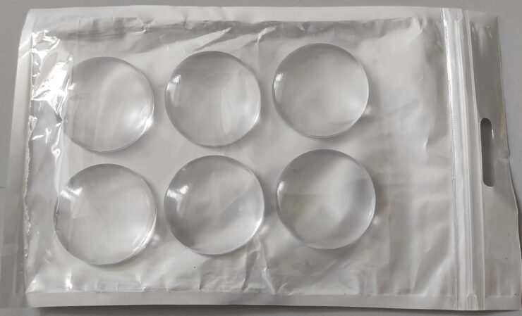 Защита стены от дверной ручки. Клеите их на стену, и защита обоям обеспечена. Фото.