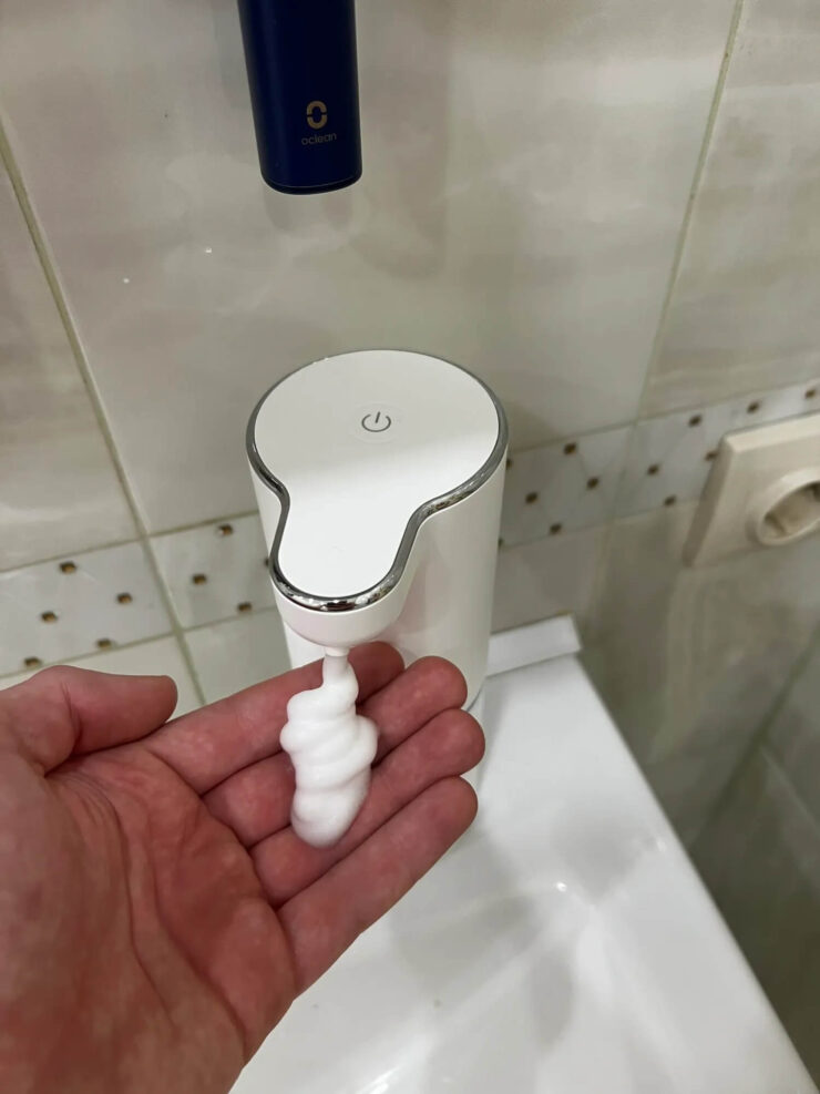 Сенсорный диспенсер для мыла. Теперь надо просто поднести руки, и мыло само окажется на них. Фото.