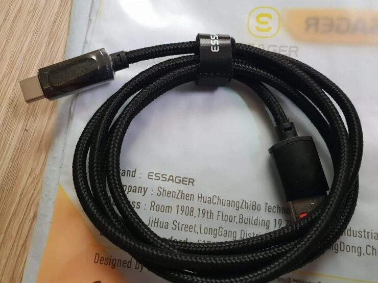 Провод для зарядки USB Type-C. Провод защищен тканевой оплеткой, поэтому прослужит долго. Фото.