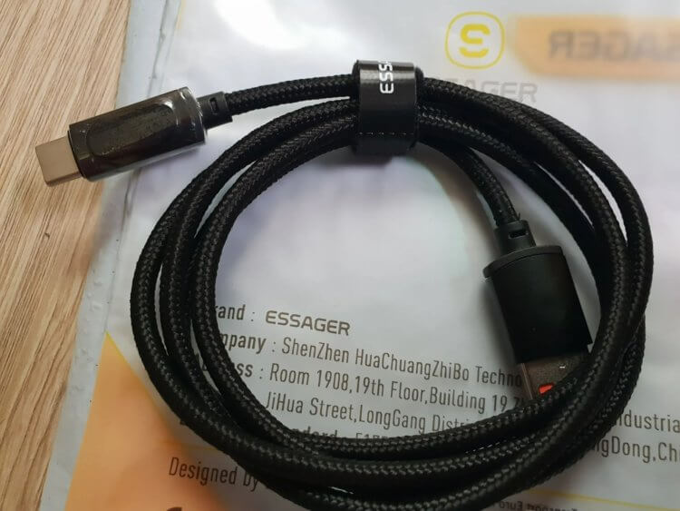 Провод для зарядки USB Type-C. Провод защищен тканевой оплеткой, поэтому прослужит долго. Провод для зарядки USB Type-C. Провод защищен тканевой оплеткой, поэтому прослужит долго. Фото.