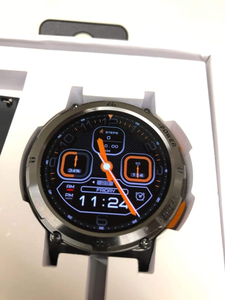 Умные наручные часы. На выбор доступно много разных циферблатов. Фото.