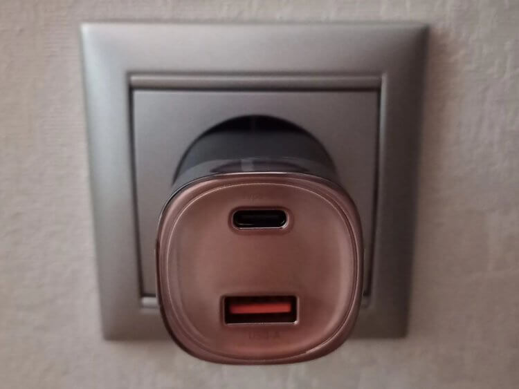 USB зарядка для телефона. Блок питания очень маленький, а значит, его удобно брать с собой. USB зарядка для телефона. Блок питания очень маленький, а значит, его удобно брать с собой. Фото.