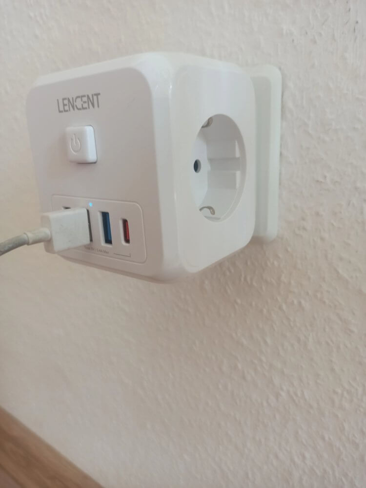 Сетевой фильтр с USB. Одна розетка легко превращается в три и дает дополнительные разъемы для зарядки техники. Сетевой фильтр с USB. Одна розетка легко превращается в три и дает дополнительные разъемы для зарядки техники. Фото.