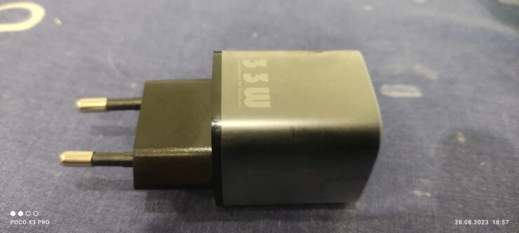 Быстрая зарядка для телефона. Блок питания очень компактный, и его удобно носить с собой. Быстрая зарядка для телефона. Блок питания очень компактный, и его удобно носить с собой. Фото.