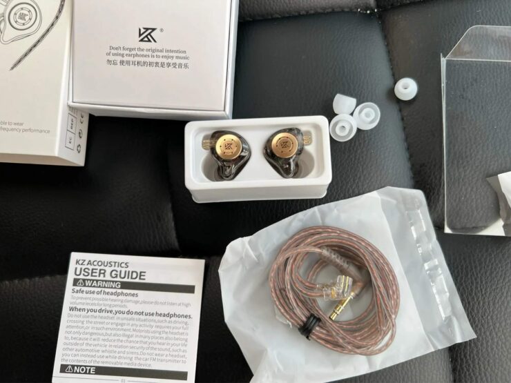 Проводные наушники с микрофоном. Наушники еще и выглядят очень стильно. Проводные наушники с микрофоном. Наушники еще и выглядят очень стильно. Фото.