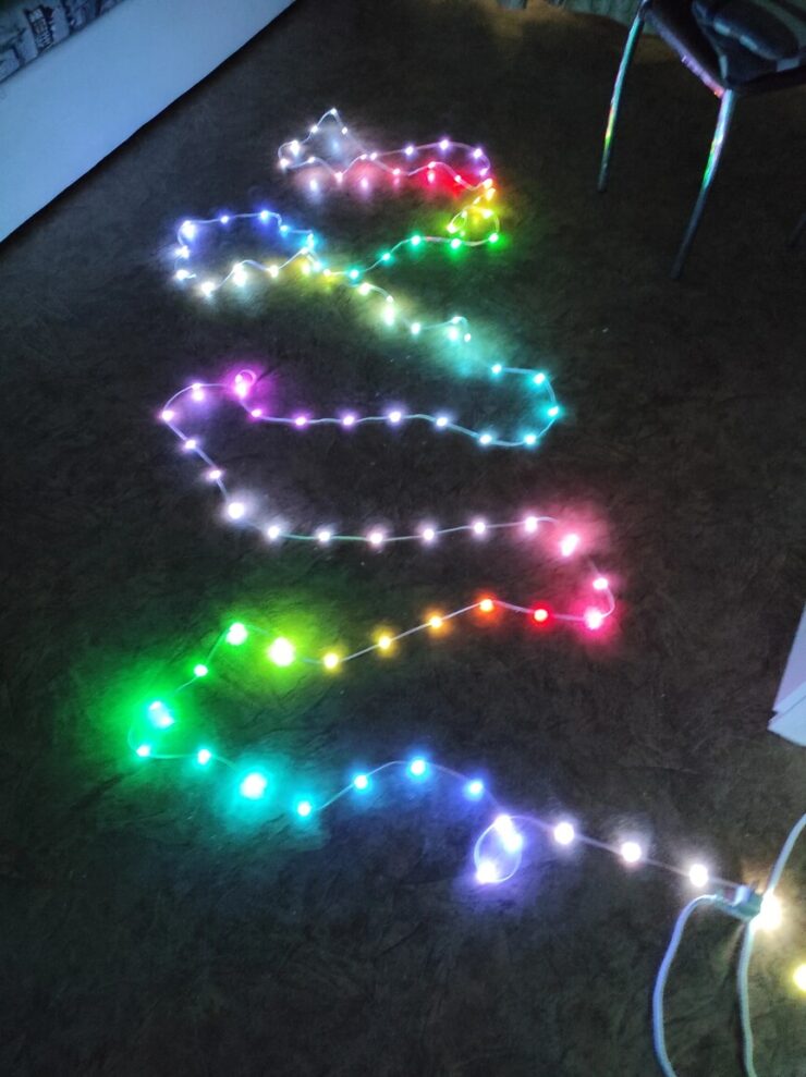 Светодиодная новогодняя гирлянда. Гирлянда может переливаться всеми цветами радуги. Светодиодная новогодняя гирлянда. Гирлянда может переливаться всеми цветами радуги. Фото.