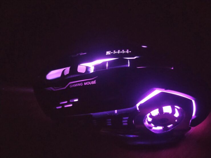 Беспроводная Bluetooth мышь. Мышь светится разными цветами. Беспроводная Bluetooth мышь. Мышь светится разными цветами. Фото.