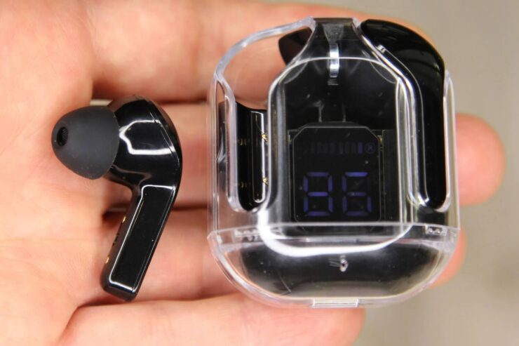 Беспроводные наушники с Bluetooth. На кейсе наушников отображается оставшийся заряд. Беспроводные наушники с Bluetooth. На кейсе наушников отображается оставшийся заряд. Фото.