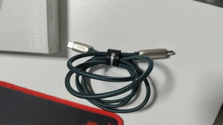 Кабель для зарядки USB Type-C. У кабеля плетеная оплетка и прослужит он очень долго. Кабель для зарядки USB Type-C. У кабеля плетеная оплетка и прослужит он очень долго. Фото.