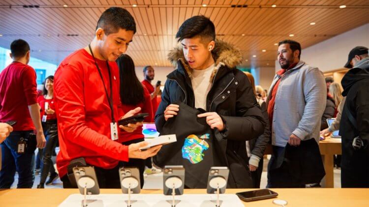 Это просто космос! Как Apple обновляет запечатанные Айфоны прямо в коробке. Фото.