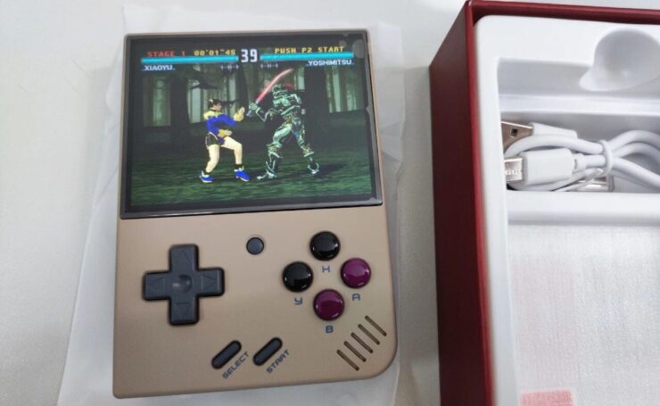 Компактная консоль с олдскул-играми. А знаете, кто ещё прётся по таким консолям? Владелец AppleInsider.ru Михаил Королёв. Компактная консоль с олдскул-играми. А знаете, кто ещё прётся по таким консолям? Владелец AppleInsider.ru Михаил Королёв. Фото.