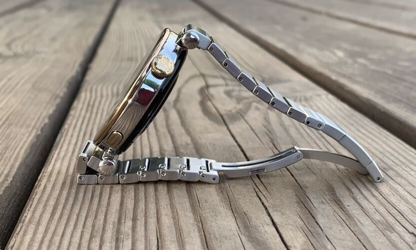 Какие смарт-часы подходят для iPhone. В комплекте с часами идёт пара дополнительных сегментов, но на женскую руку скорее всего 2-3 придётся, наоборот, снять. Фото.