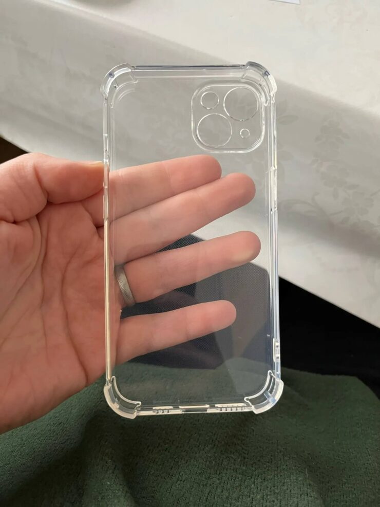 Прозрачный чехол на iPhone 15. Дополнительная защита углов сбережет смартфон при падении. Фото.
