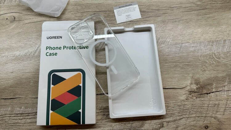 Прозрачный чехол на iPhone 15. С MagSafe можно спокойно использовать совместимые аксессуары. Прозрачный чехол на iPhone 15. С MagSafe можно спокойно использовать совместимые аксессуары. Фото.