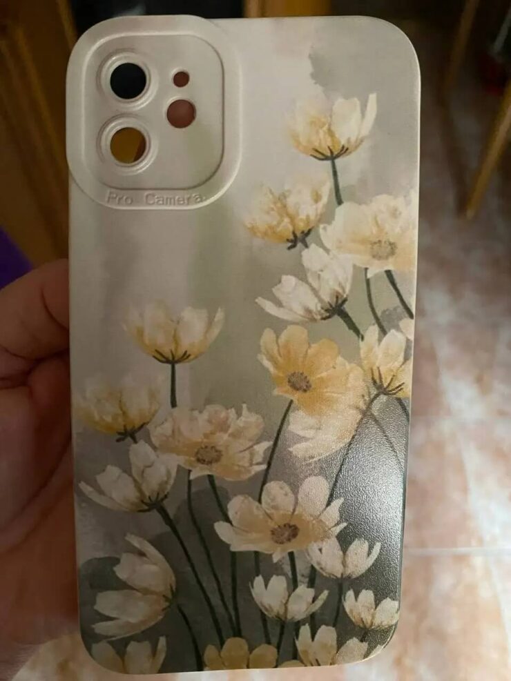 Силиконовый чехол для iPhone 15. Цветы на чехле выглядят действительно здорово. Фото.