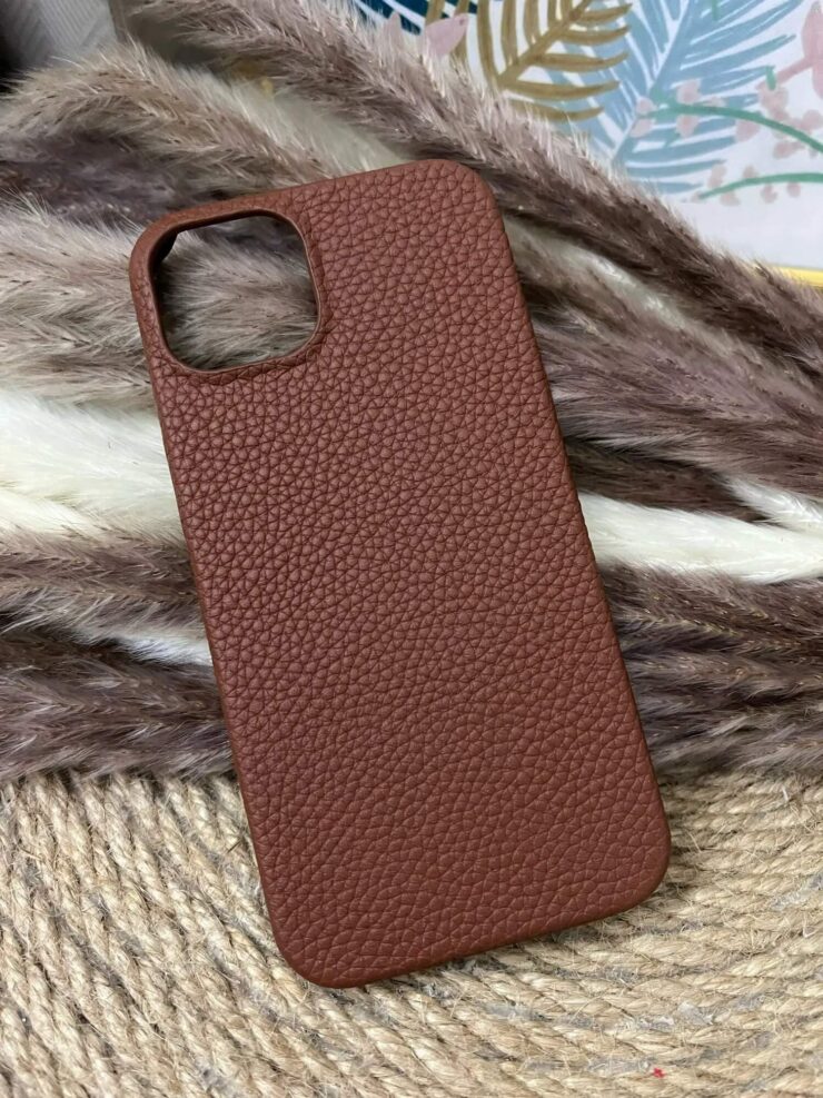 Кожаный чехол для iPhone 15 Pro. Выглядит дорого и при этом стоит адекватно. Фото.