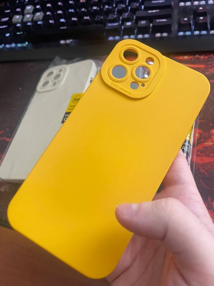 Силиконовый чехол для iPhone 15. Нужно больше ярких красок! Фото.