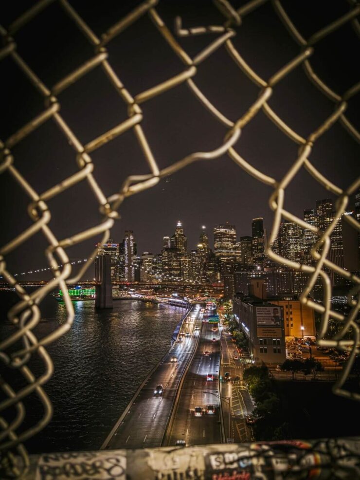 Как снимает iPhone 15 Pro Max. Для основного объектива съемка в темноте — не проблема. Источник: lux.camera. Фото.