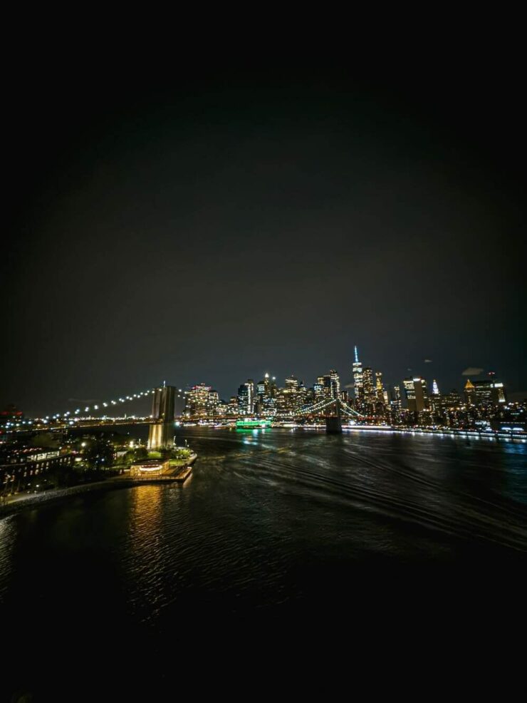 Широкоугольная камера в Айфоне 15 Про Макс. Ночью результаты съемки тоже могут удивить. Источник: lux.camera. Фото.