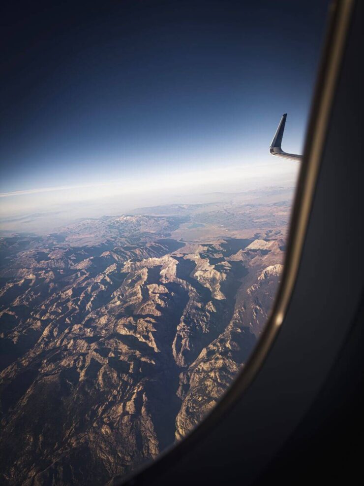 Зум в iPhone 15 Pro Max. Земля через иллюминатор на основную камеру. Источник: lux.camera. Фото.