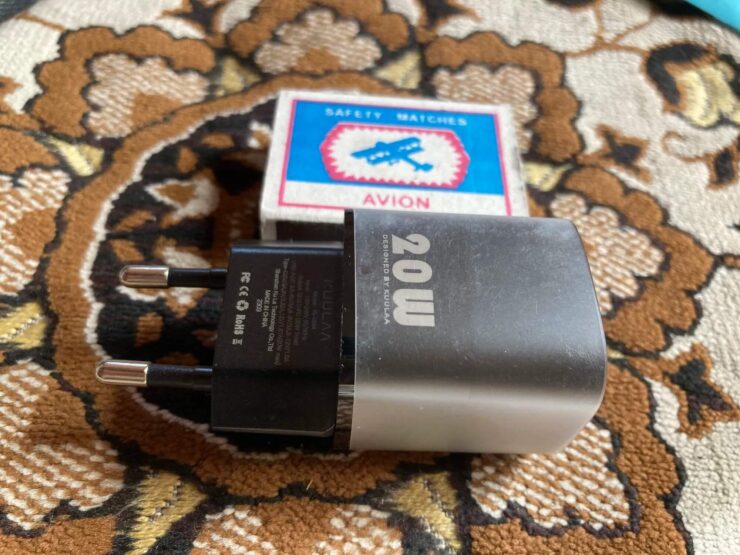 Зарядка для iPhone 15 Pro Max. Блок питания на 20 Вт чуть больше спичечного коробка. Фото.