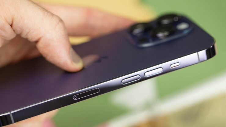 Стоит ли покупать iPhone 15 Pro. iPhone 15 Pro почти во всём лучше iPhone 14 Pro, а стоит столько же. Фото.