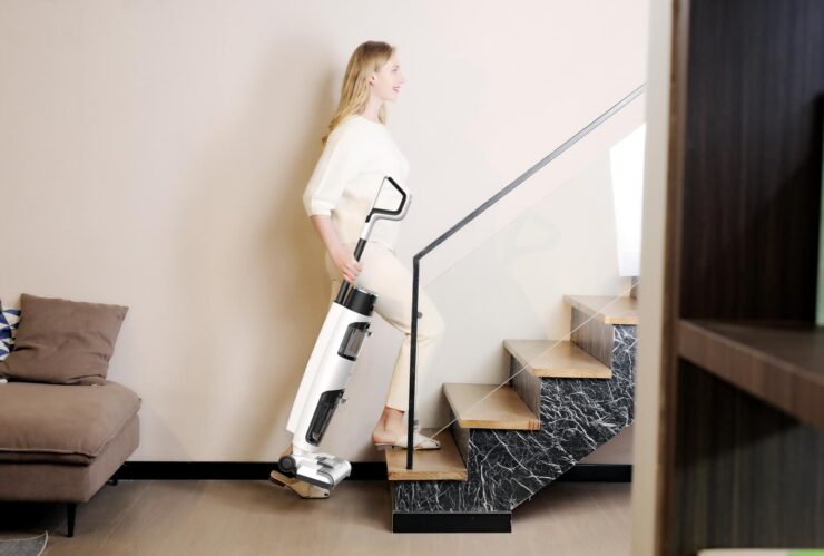 Беспроводной моющий пылесос для дома. Из-за небольшого веса перенести его не составит труда. Фото.