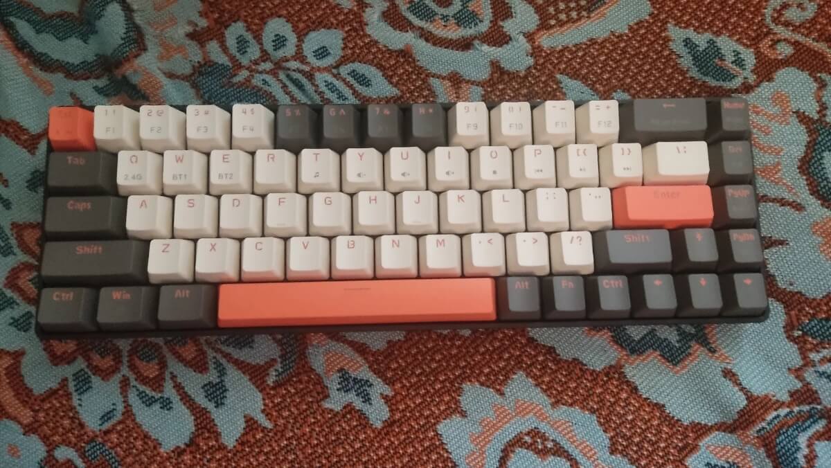 Хорошая механическая блютуз-клавиатура. Механическая клавиатура очень удобна для набора текста и игр. Фото.