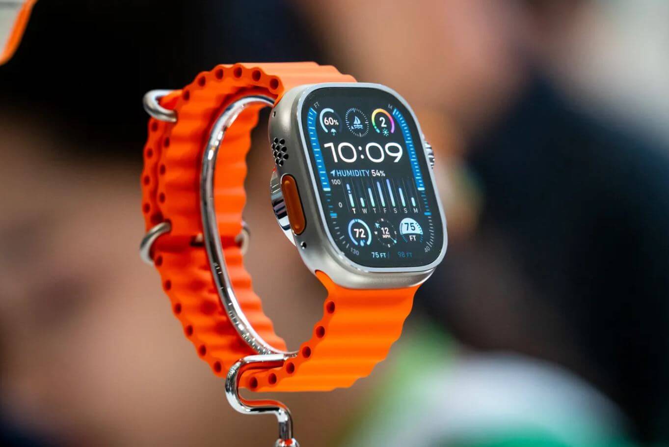 Экран в Apple Watch Ultra 2. Apple Watch Ultra 2 лучше защищены от ударов и царапин. Экран в Apple Watch Ultra 2. Apple Watch Ultra 2 лучше защищены от ударов и царапин. Фото.