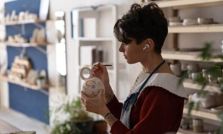 Зарядный футляр AirPods 4. Новые AirPods выйдут в двух версиях. Зарядный футляр AirPods 4. Новые AirPods выйдут в двух версиях. Фото.