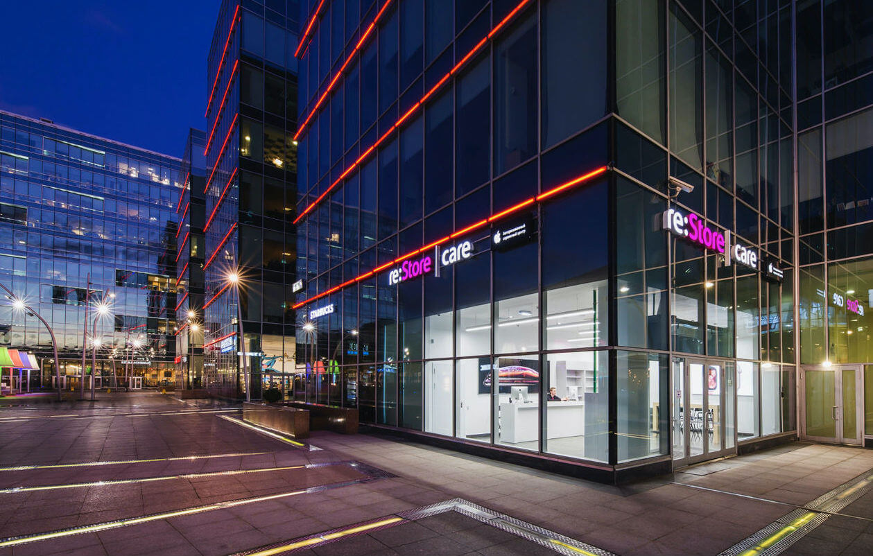 Где лучше покупать новые Айфоны в России. У многих торговых сетей в России есть свои сервисные центры. Но iPhone 14 и 15 они не ремонтируют. Их, как правило, для этого везут в АСЦ за границей. Фото.