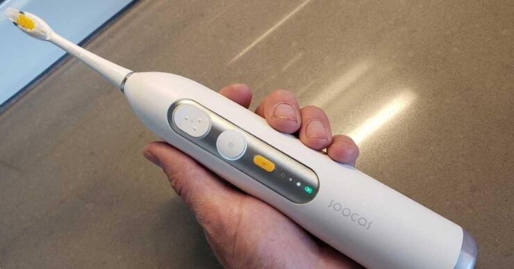 Зубная щетка с ирригатором. С помощью кнопок можно выбрать режим и отрегулировать интенсивность. Зубная щетка с ирригатором. С помощью кнопок можно выбрать режим и отрегулировать интенсивность. Фото.