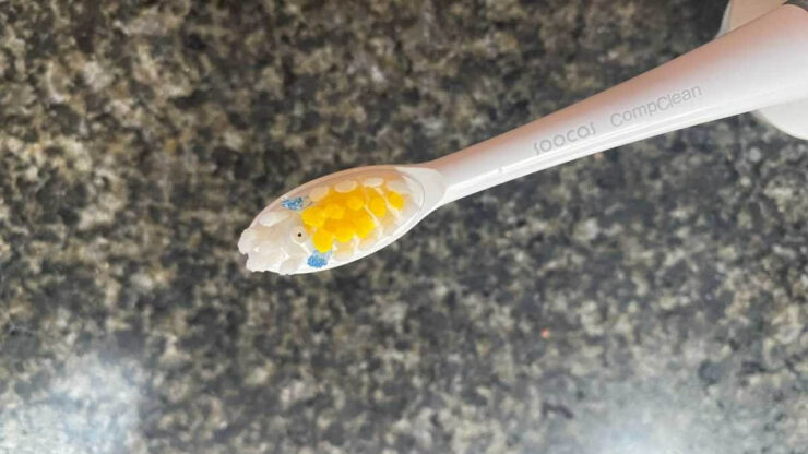 Зубная щетка с ирригатором. Отверстие ирригатора находится между щетинами. Зубная щетка с ирригатором. Отверстие ирригатора находится между щетинами. Фото.