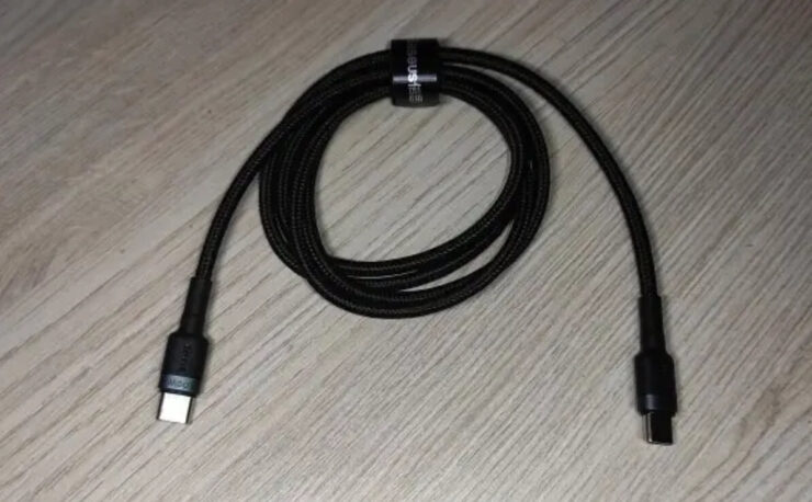 Надёжный кабель для быстрой зарядки. Заряжать смартфон нужно только правильными кабелями. Фото.